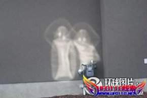 墙壁上映射出两个神秘外星人