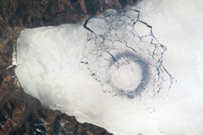 贝加尔湖面上有神秘的黑色冰圆圈