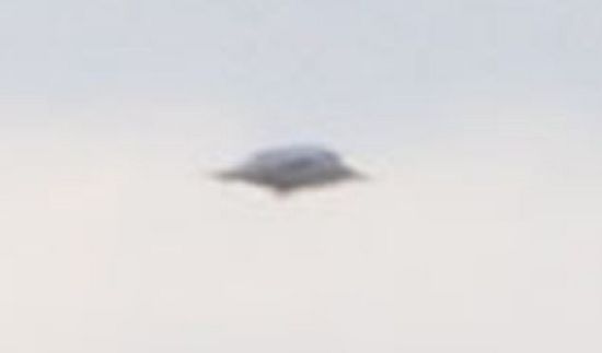 英国一风电场上空惊现神秘飞碟状UFO(组图)