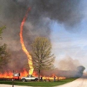 美国农民焚烧农田形成“火焰龙卷风”(图)
