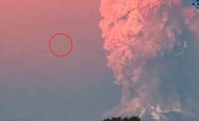 ufo观光智利火山喷发 浓烟附近现不明飞行物