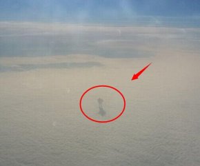 9000米高空发现神秘人影(图)