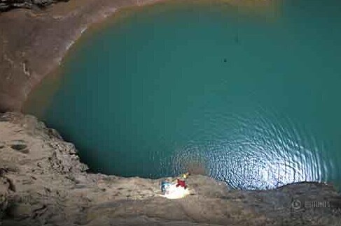 广西东兰县发现深约420米罕见天坑