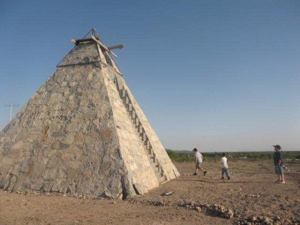 墨西哥农民外星人指示自建7米高金字塔(图)