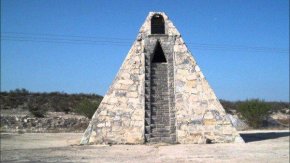 墨西哥农民外星人指示自建7米高金字塔(图)