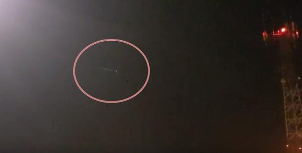 加拿大上空惊现UFO爆炸后的碎片光芒