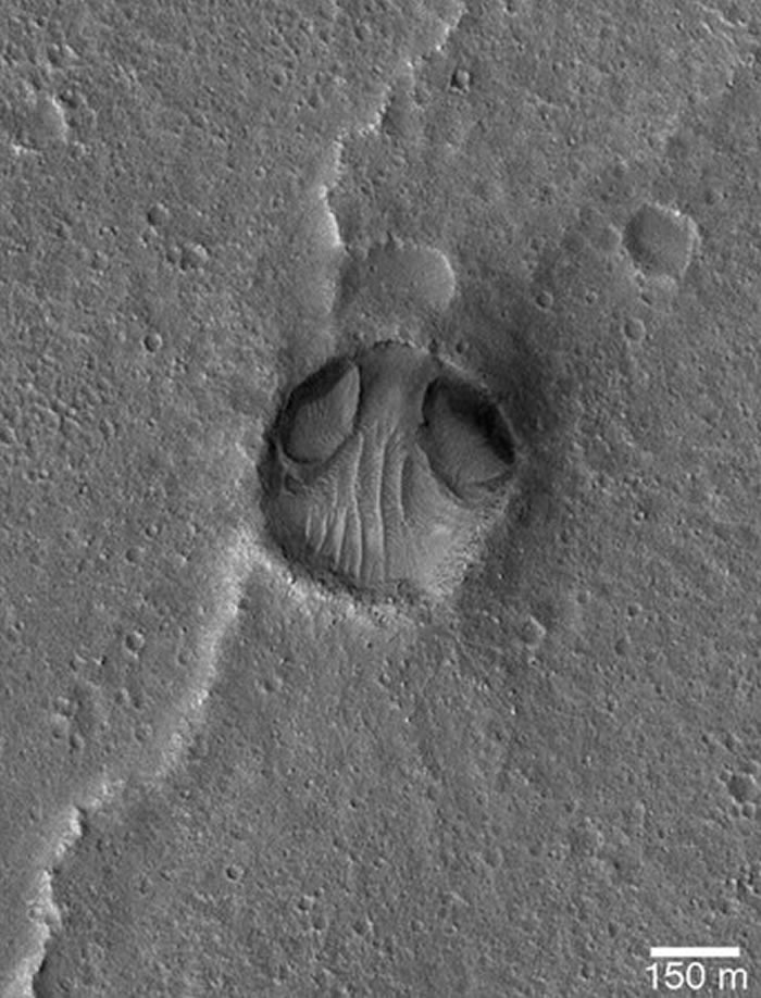 此外，美国「航太总署」（NASA）2005年1月26日拍摄一张火星表面照，结果发现上面有一张外星人的脸，但事后调查后发现此脸只不过被陨石撞击的坑洞，经过长时间侵－趣闻巴士